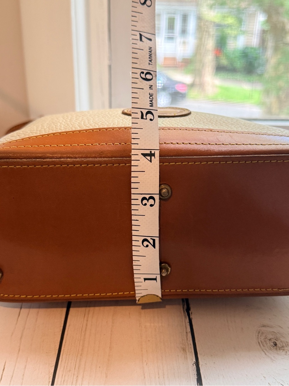 Dooney & Bourke | Vintage Cream & Tan All-Weather Pebbled Leather Shoulder Bag - Picture 13 of 16